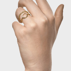 Pierścionek z organicznym wzorem