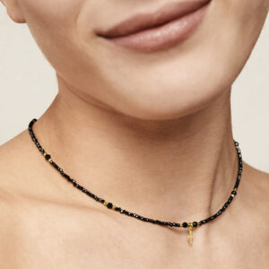 Naszyjnik z czarnym spinelem turmalinem i krzyżykiem