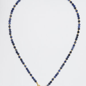 Naszyjnik z sodalitem i ozdobną rozetą