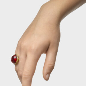 Pierścionek z czerwonym bursztynem