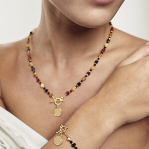 Naszyjnik z bursztynem i monetą